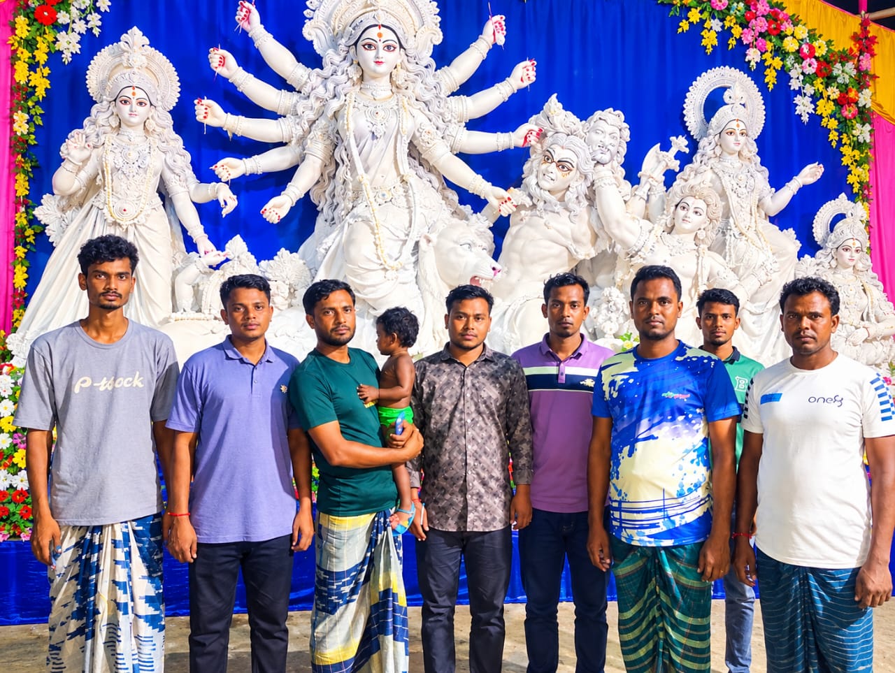 আশাশুনির ঘুঘুমারি সুরেরাবাদে ফাইবারের দুর্গাপ্রতিমা, দেখতে ভক্তদের ঢল।