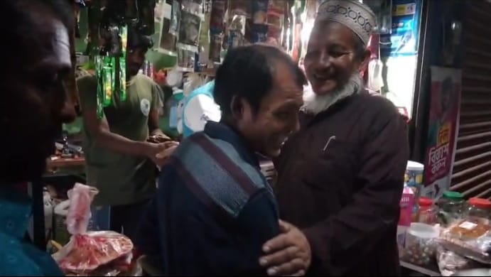 কাওনডাঙ্গা বাজারে সর্বস্তরের মানুষের সঙ্গে চেয়ারম্যান পদপ্রার্থী মাওলানা রমজান আলীর শুভেচ্ছা ও মতবিনিময়