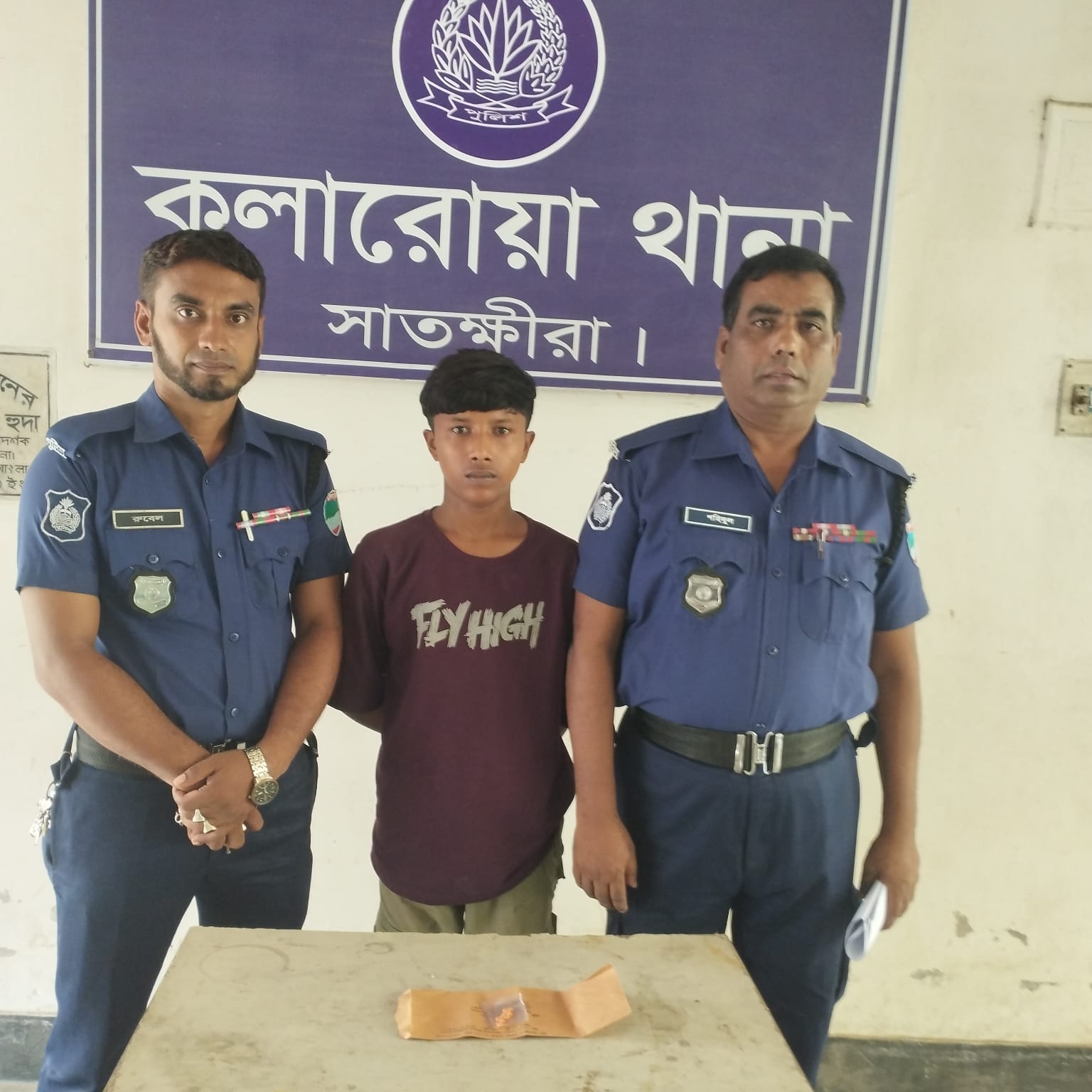 কলারোয়ায় ১০ পিস ইয়াবাসহ ১৭ বছরের কিশোর গ্রেপ্তার
