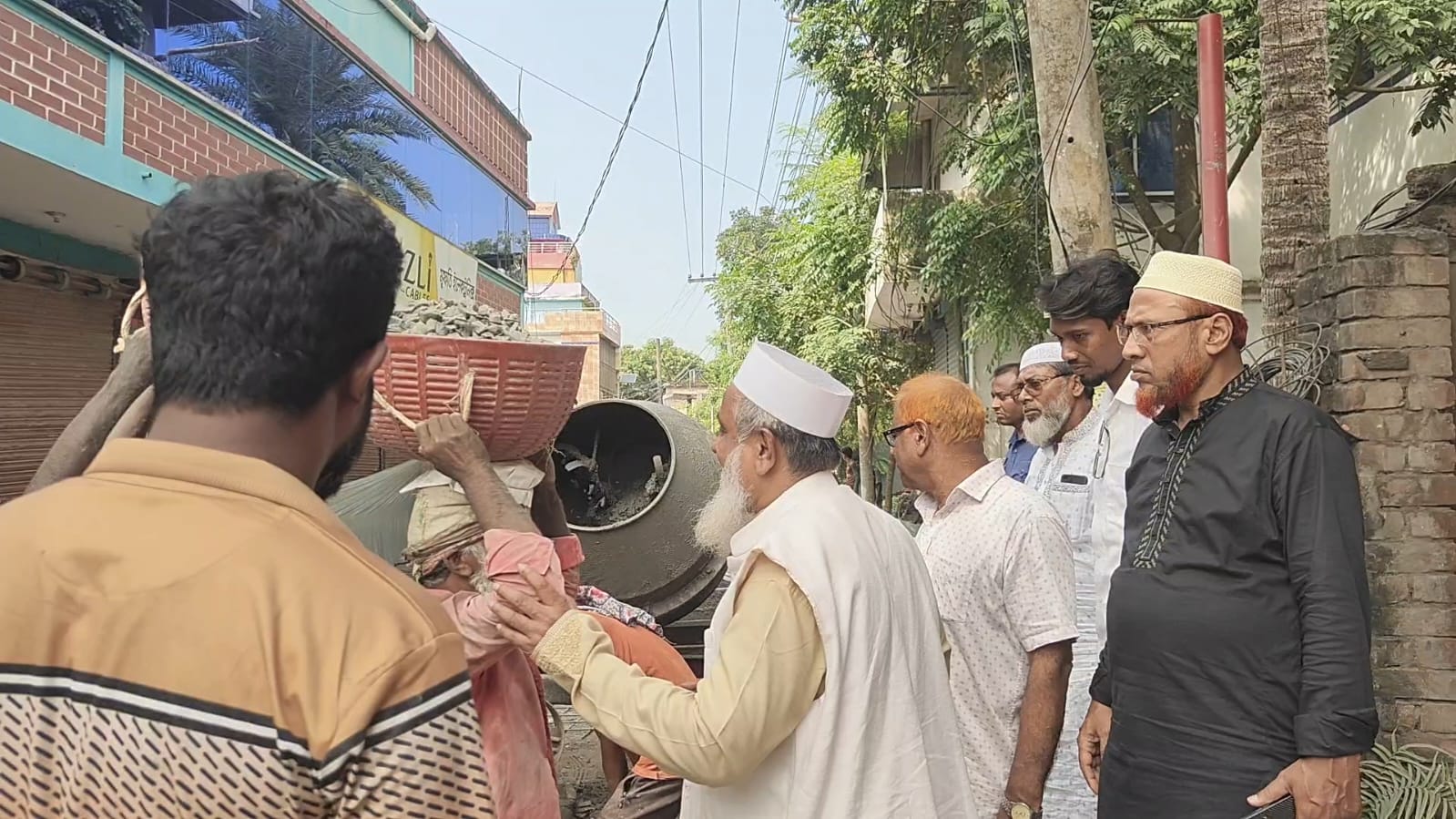কলারোয়া পশুহাট মোড়ে রাস্তার ঢালাই কাজ পরিদর্শনে এমপি ইজ্জত উল্লাহ