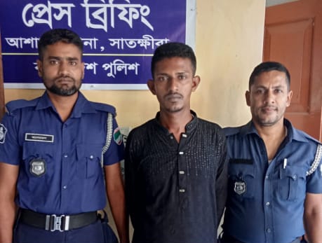 আশাশুনিতে পুলিশের অভিযানে গ্রেফতার-১