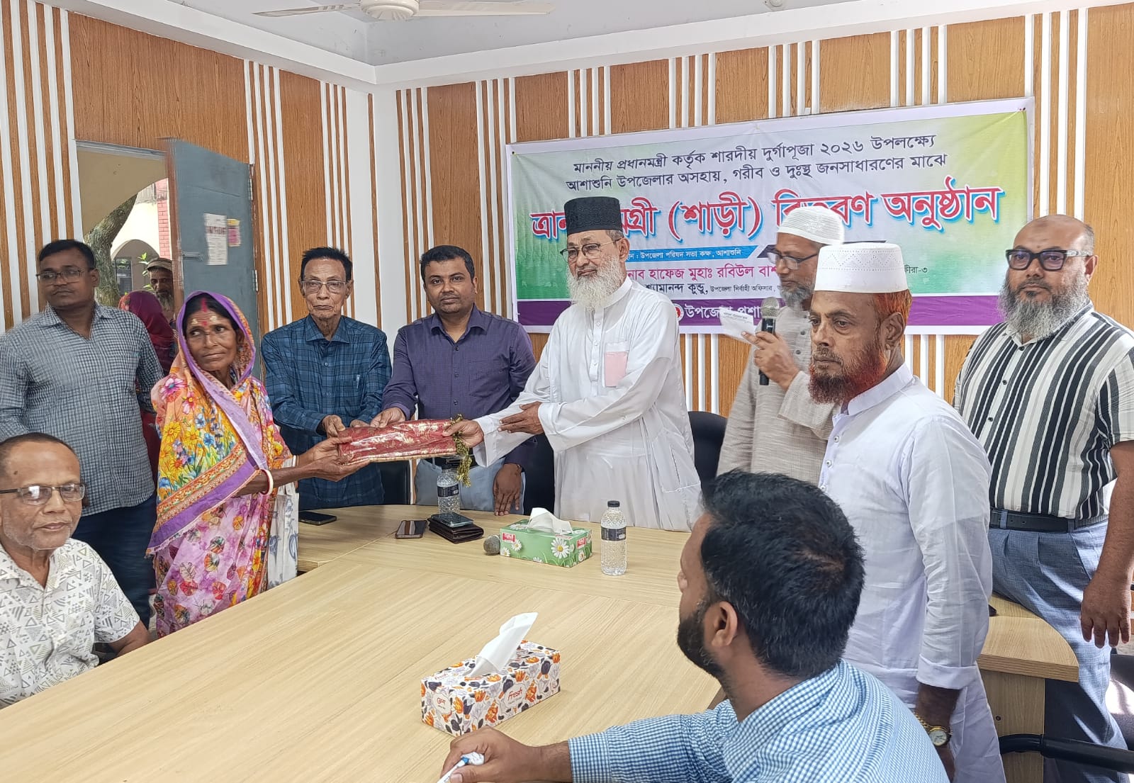 আশাশুনিতে দুর্গাপূজা উপলক্ষে শাড়ি ও অনুদানের চেক বিতরণ করলেন……….এমপি রবিউল বাশার