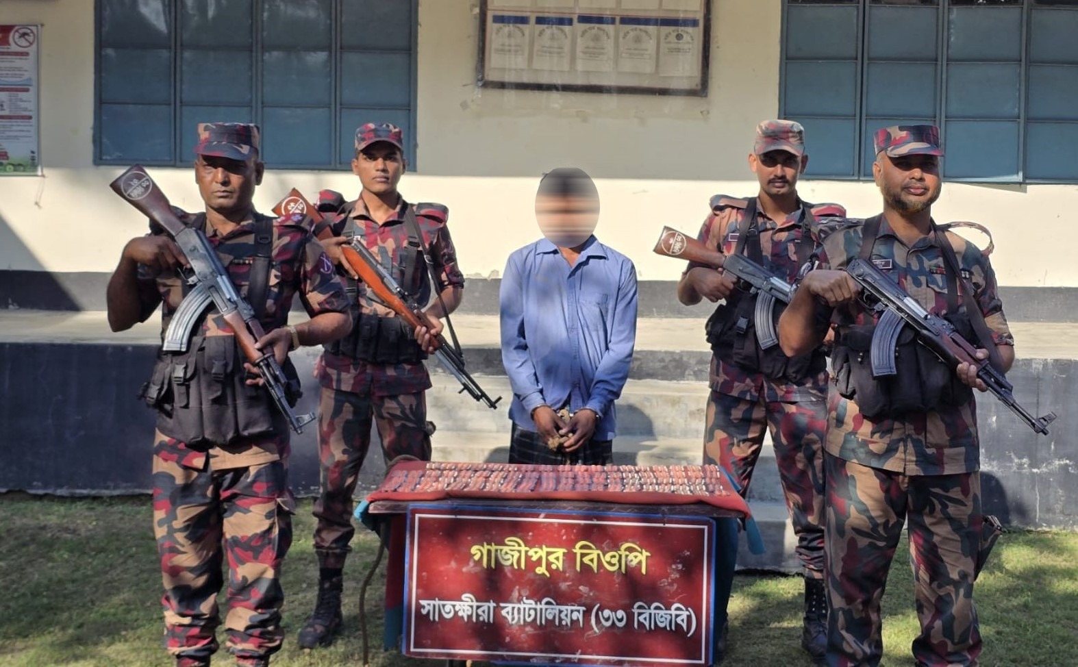 সাতক্ষীরা সীমান্তে ৬ লাখ ৭০ হাজার টাকার মাদক ও ভারতীয় ওষুধ জব্দ, আটক ১