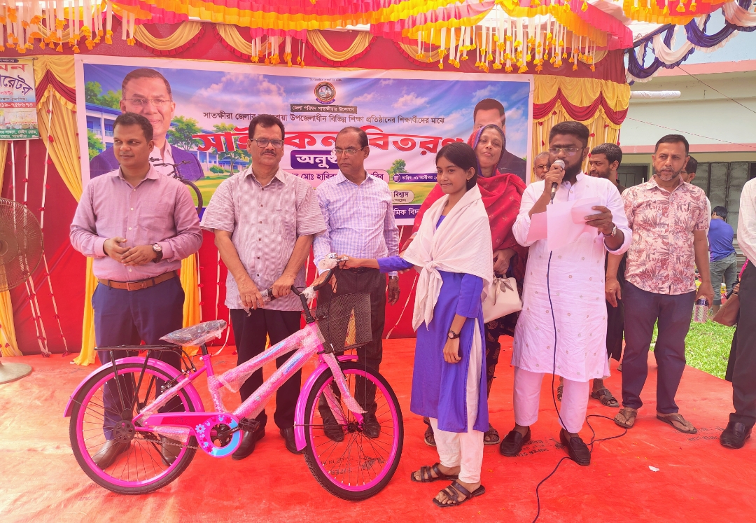 কলারোয়ায় ৮০ শিক্ষার্থীর মাঝে সাইকেল বিতরণ করলেন প্রশাসক হাবিব