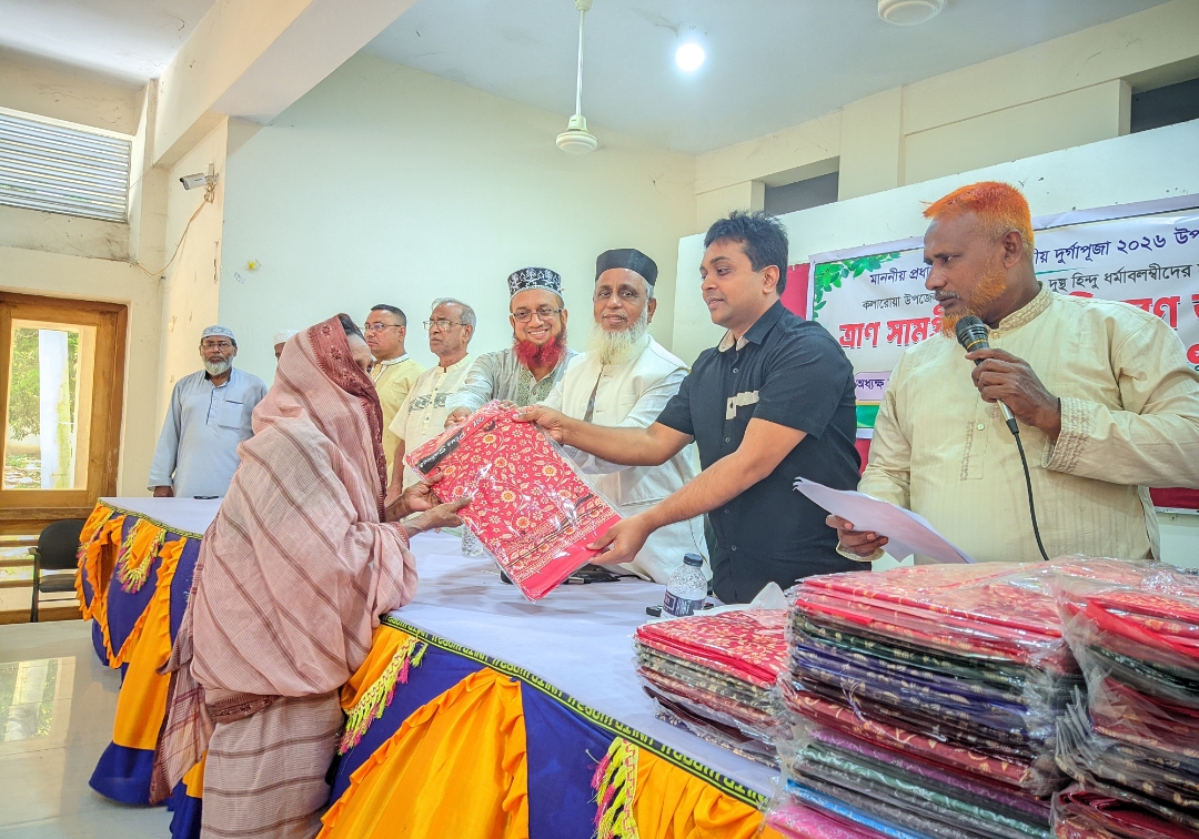 কলারোয়ায় দুর্গাপূজা উপলক্ষে অসহায় সনাতন ধর্মাবলম্বীদের মাঝে শাড়ি বিতরন