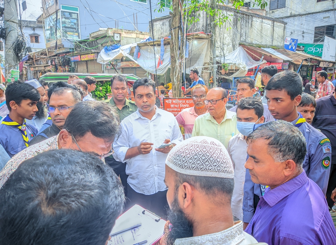 কলারোয়ায় ইউএনও আরিফুল ইসলামের নেতৃত্বে পরিচ্ছন্নতা অভিযান, ফুটপাত দখলমুক্ত করতে দোকানিদের জরিমানা